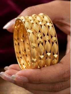 gold-bangles-UBJKGB5TS